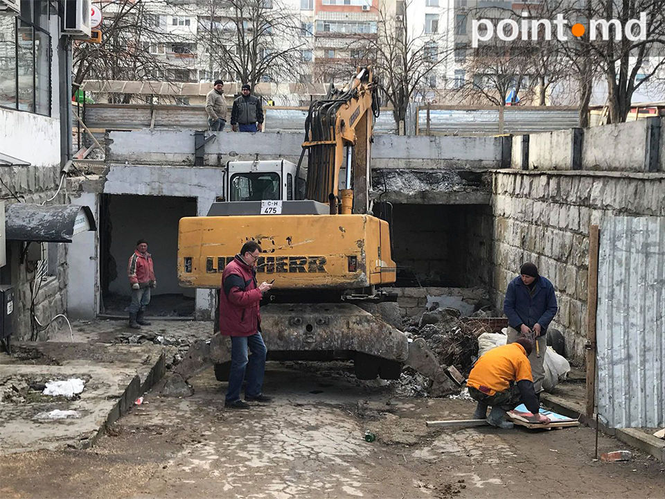 У жилого дома на Рышкановке началось строительство коммерческой пристройки