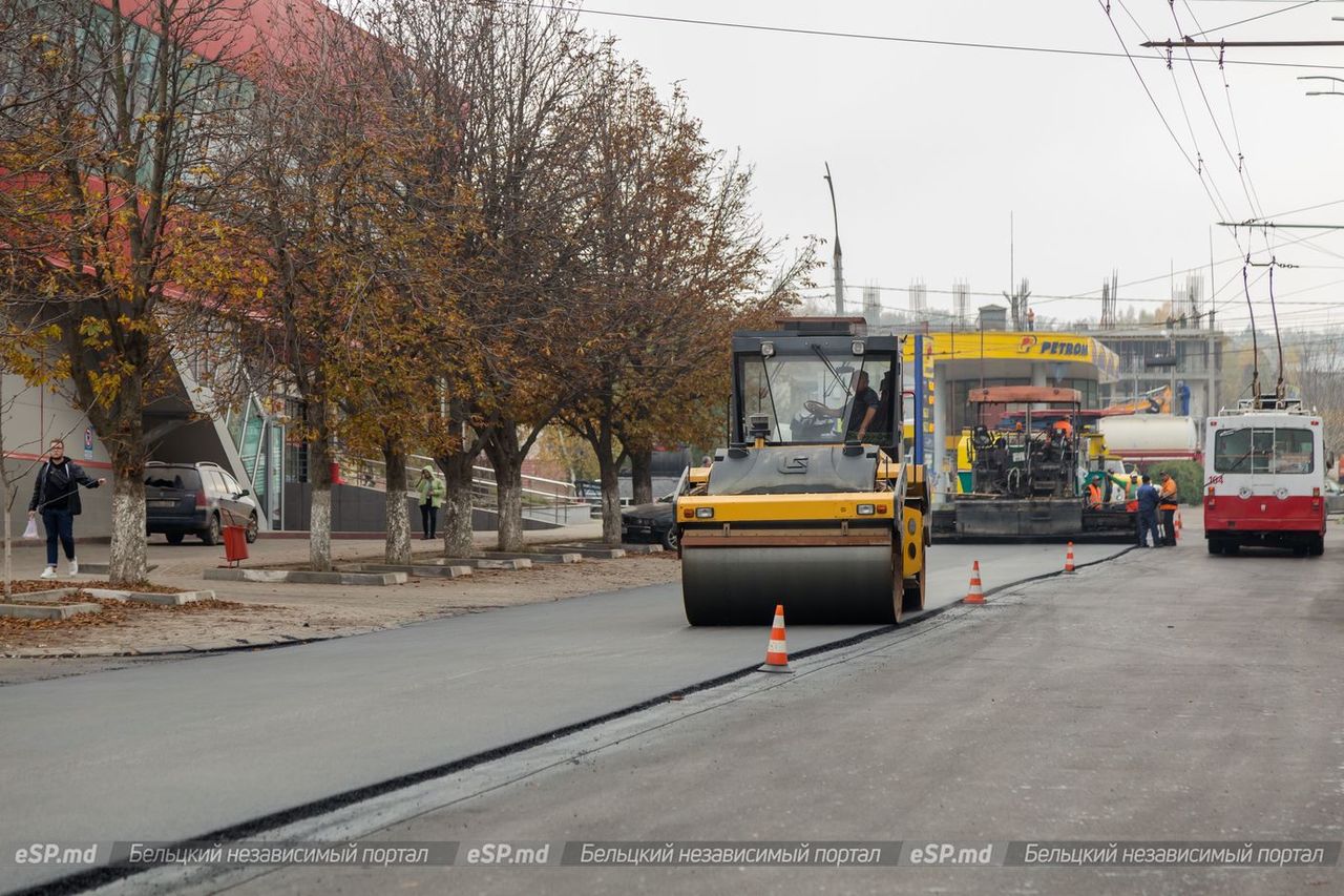 Ремонт улицы в Бельцах обернулся сильным прорывом водопровода