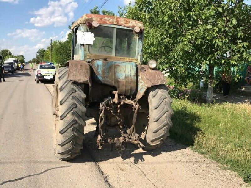 На юге страны мотоциклист на большой скорости врезался в трактор