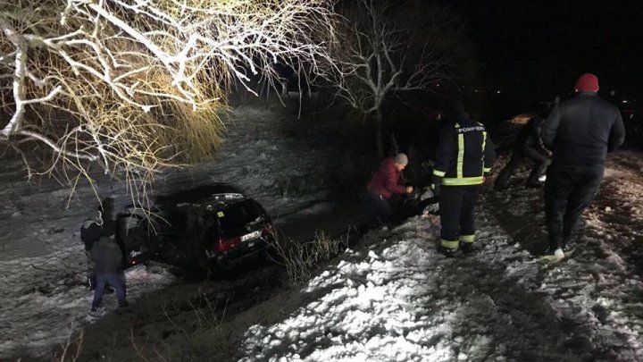 Demni de laudă. Mai mulți tineri au ajutat la deblocarea mașinilor din nămeți