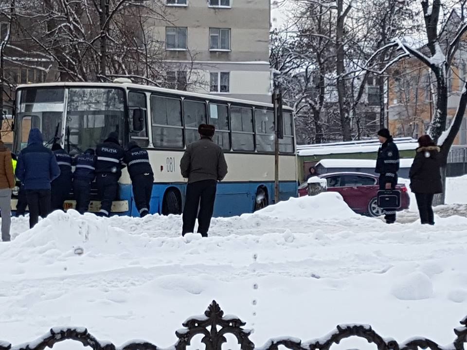 Сотрудники НИП пришли на помощь застрявшему автобусу