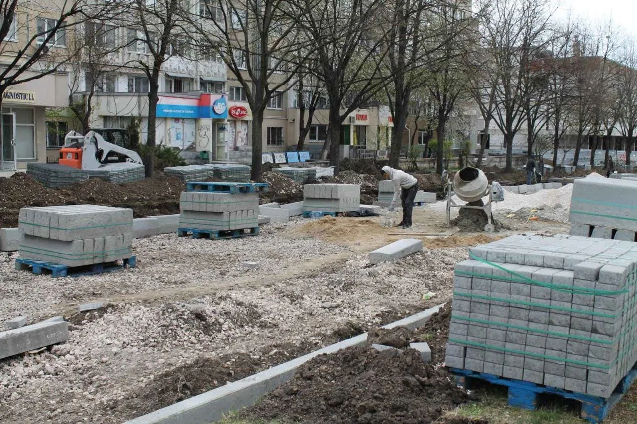 На бульваре Мирча чел Бэтрын ремонтируют тротуары