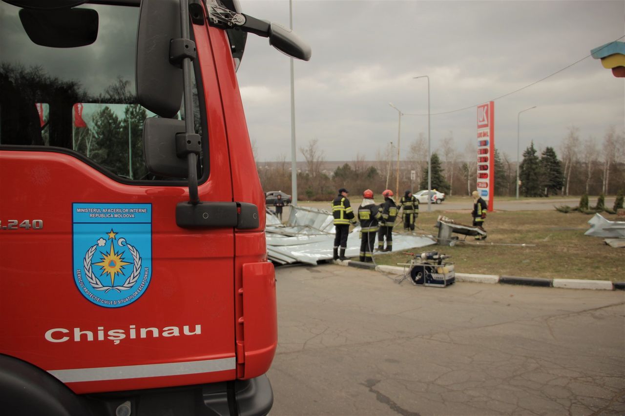 Пожарные разблокировали автомобили, на которые упала крыша АЗС