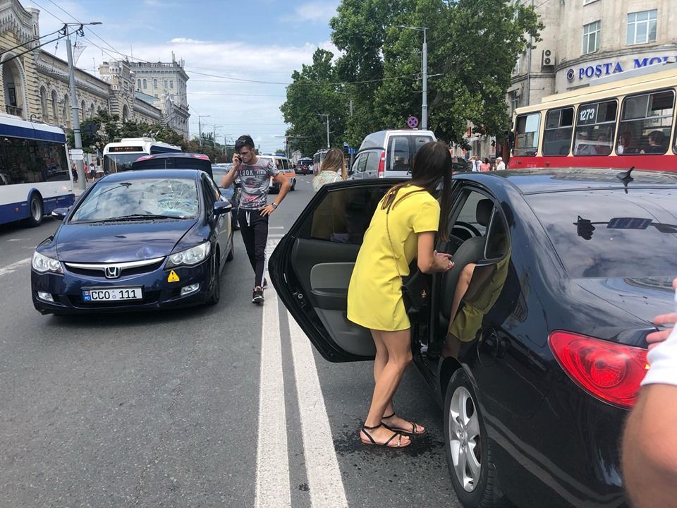 В центре столицы таксист сбил девушку на пешеходном переходе
