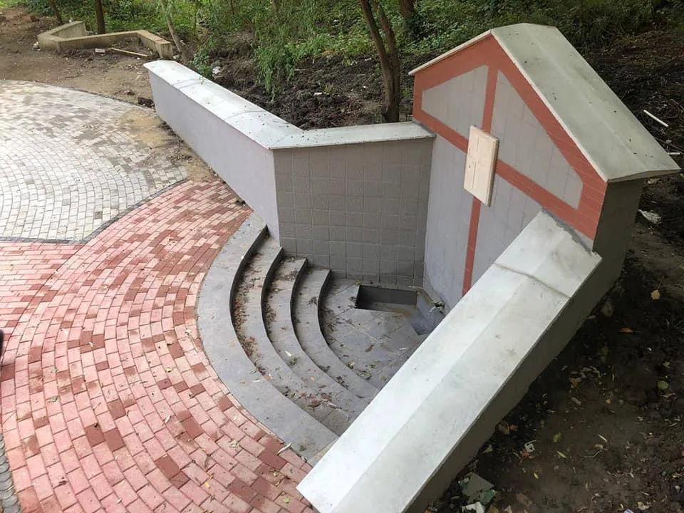 Продолжается обустройство родника и прилегающей территории в парке «Долина Роз»