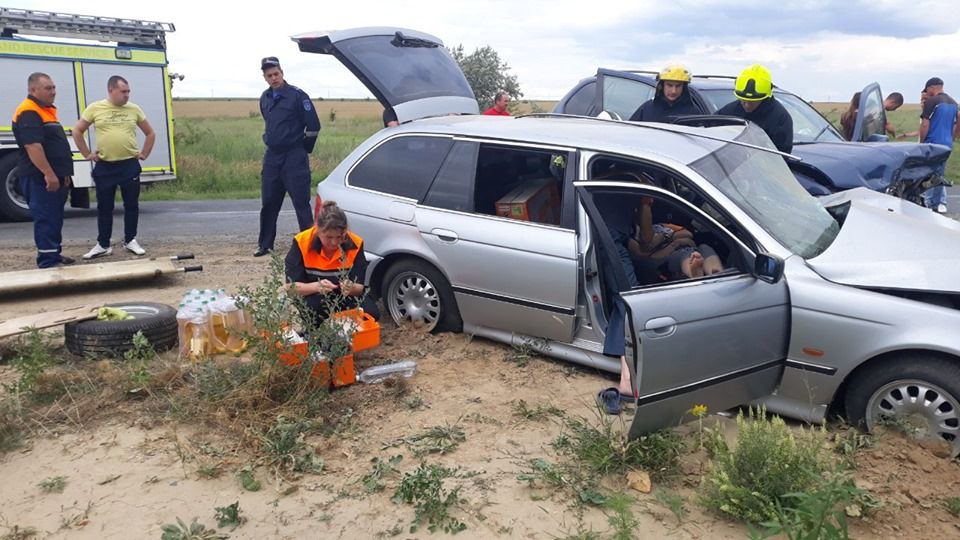 ДТП в Кагуле: Спасатели извлекли из искорёженного автомобиля женщину