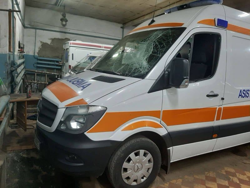 В столице агрессивный мужчина напал на автомобиль скорой помощи
