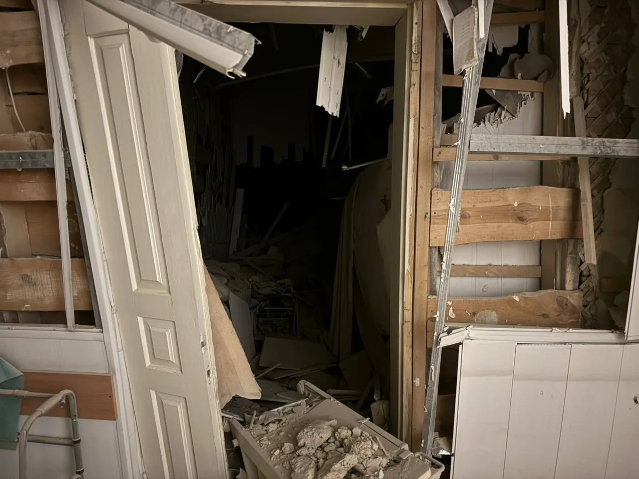 В результате атаки по Херсону повреждена больница, восемь человек пострадали