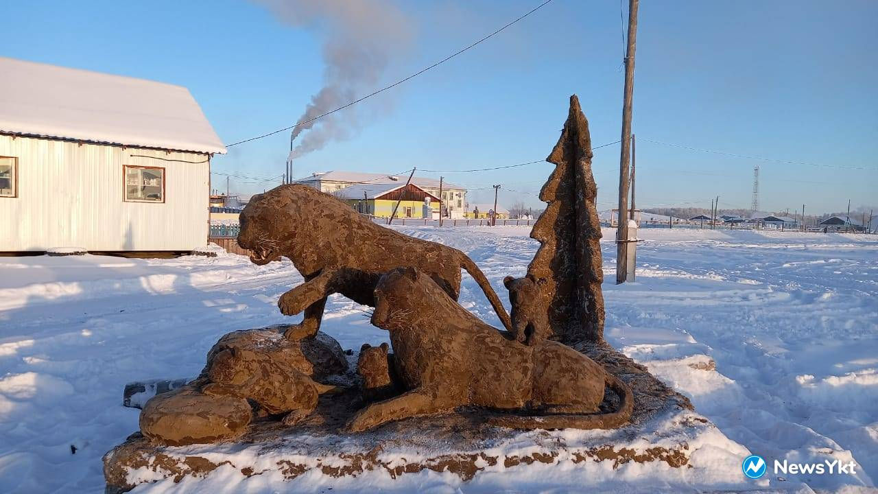 Якутский скульптор вылепил из навоза символ 2022 года