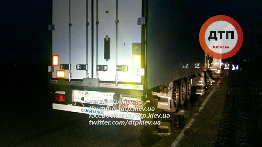 Под Киевом произошло ДТП с участием фуры Roshen: есть погибший