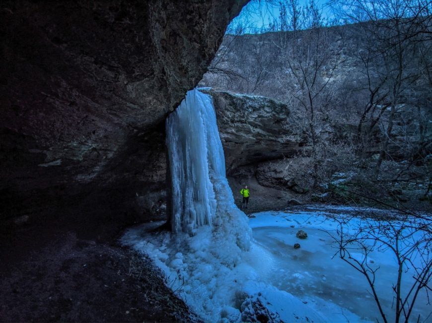 Молдавский фотограф запечатлел замерзшие водопады страны