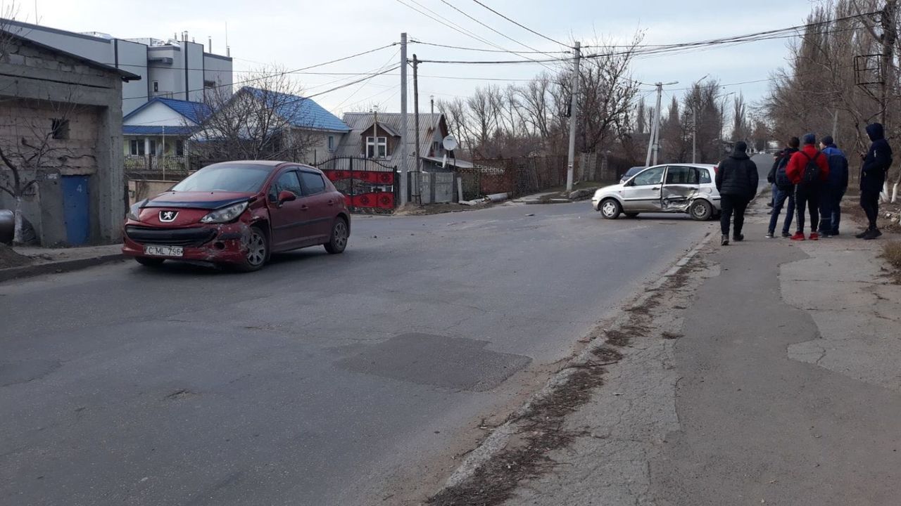 В столице произошла авария: столкнулись две легковушки и грузовик