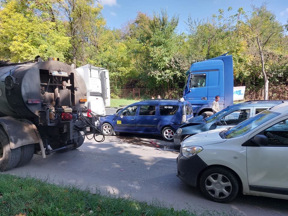 На улице Петриканской произошло цепное ДТП: столкнулись 4 авто