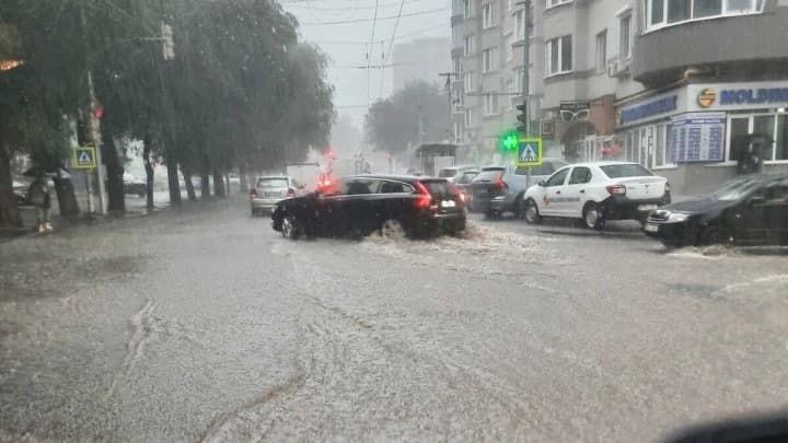 В столице затоплен ряд улиц: на некоторых не ходит общественный транспорт