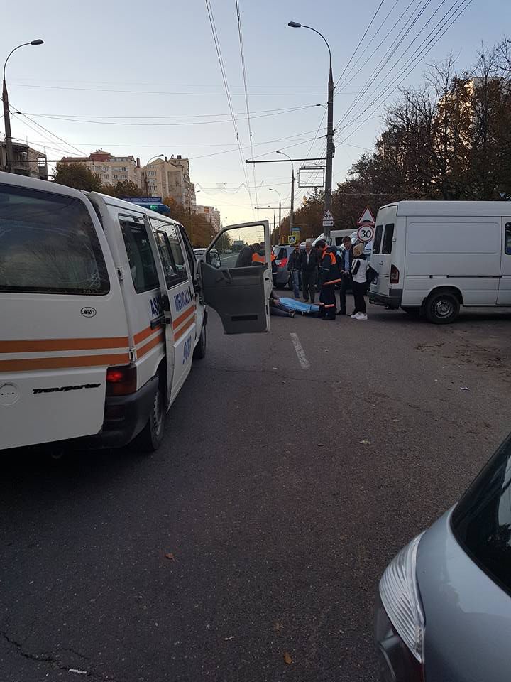 Машина с правительственными номерами сбила женщину с ребенком на руках