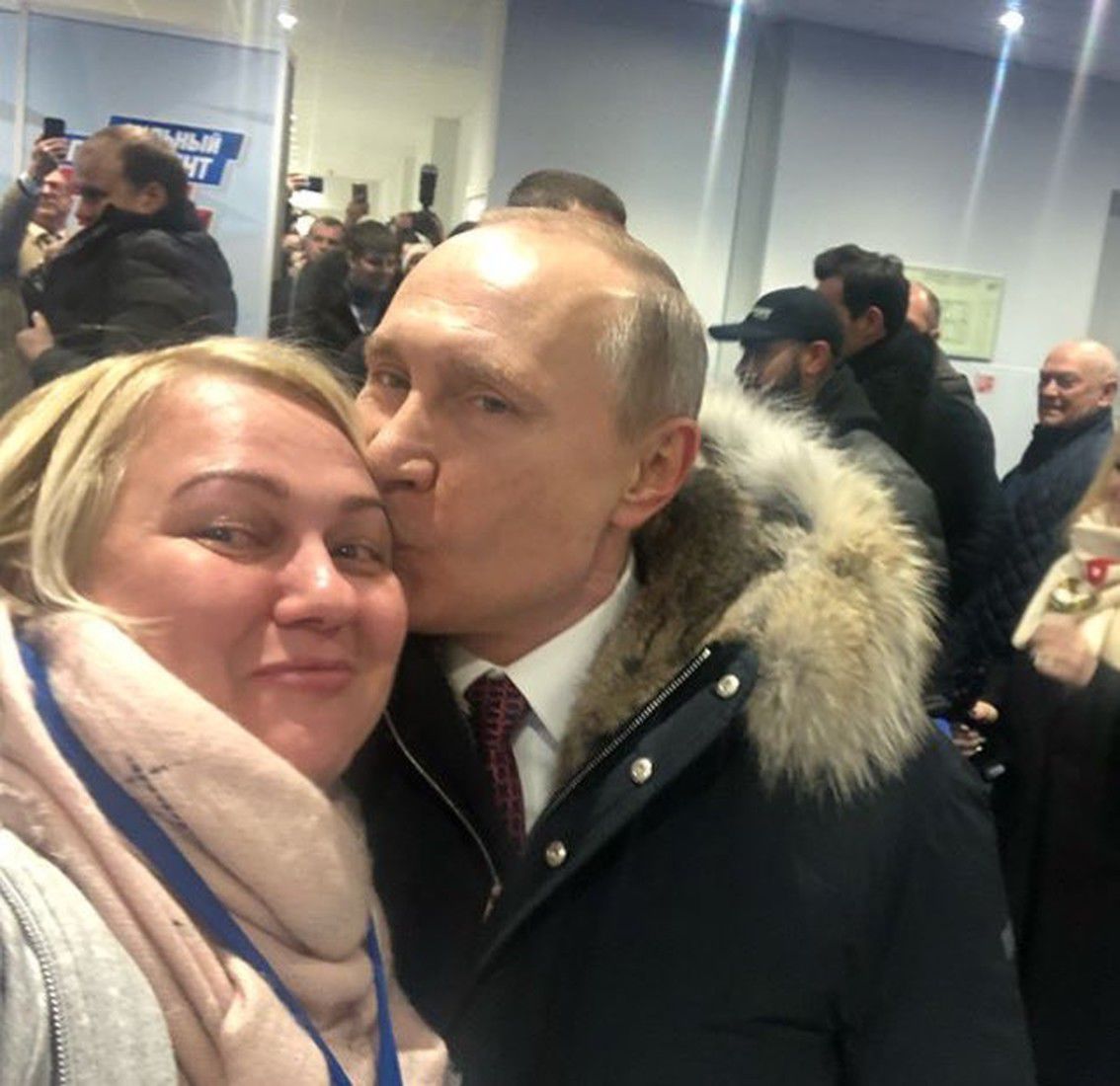 Журналисты раскрыли личность женщины, которую целовал на селфи Владимир Путин