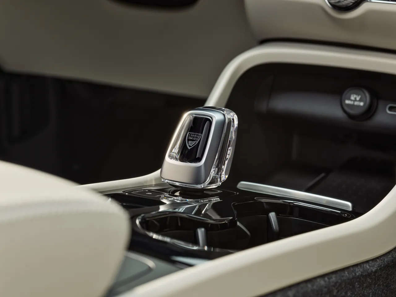 Откройте мир возможностей с Volvo XC40 в трех увлекательных версиях: бензин, гибрид и электро от 39 800 евро