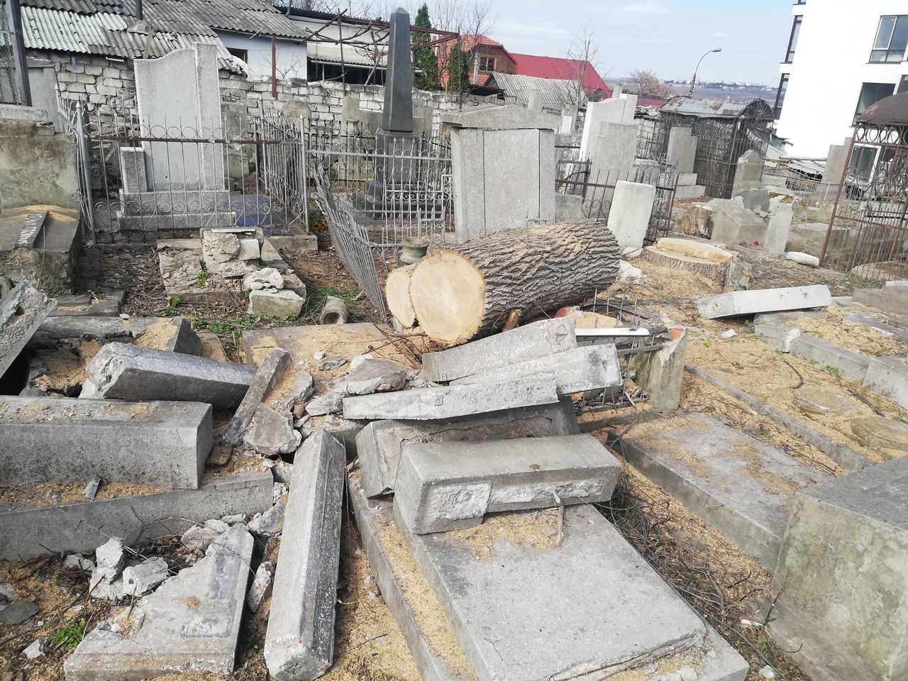 Еврейское кладбище в Кишиневе находится в ужасающем состоянии