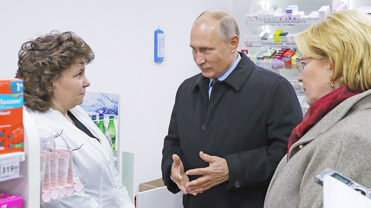 Путин внезапно заехал в одну из аптек Санкт-Петербурга