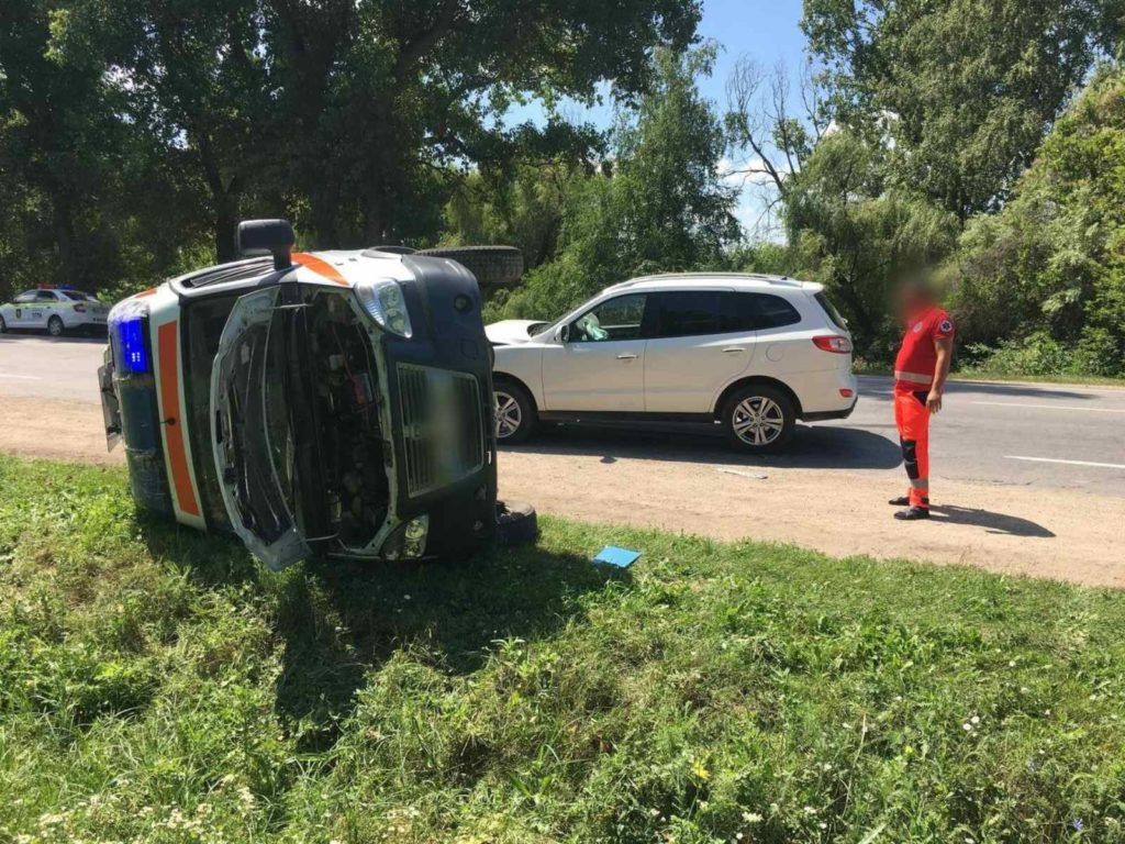 В районе Единец перевернулся автомобиль "скорой помощи"