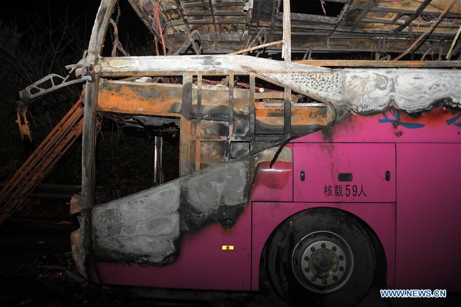 Более 25 человек погибли при возгорании туристического автобуса в Китае