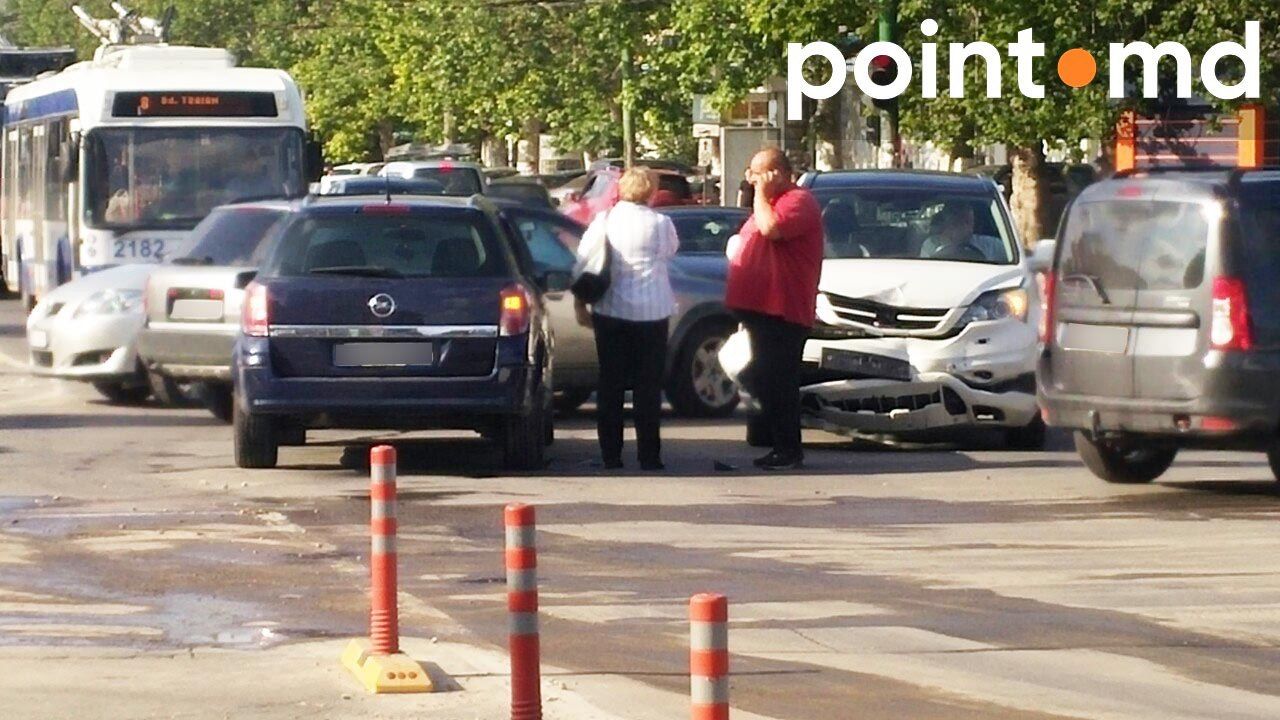 На перекрестке улиц Трандафирилор - Дечебал произошла авария
