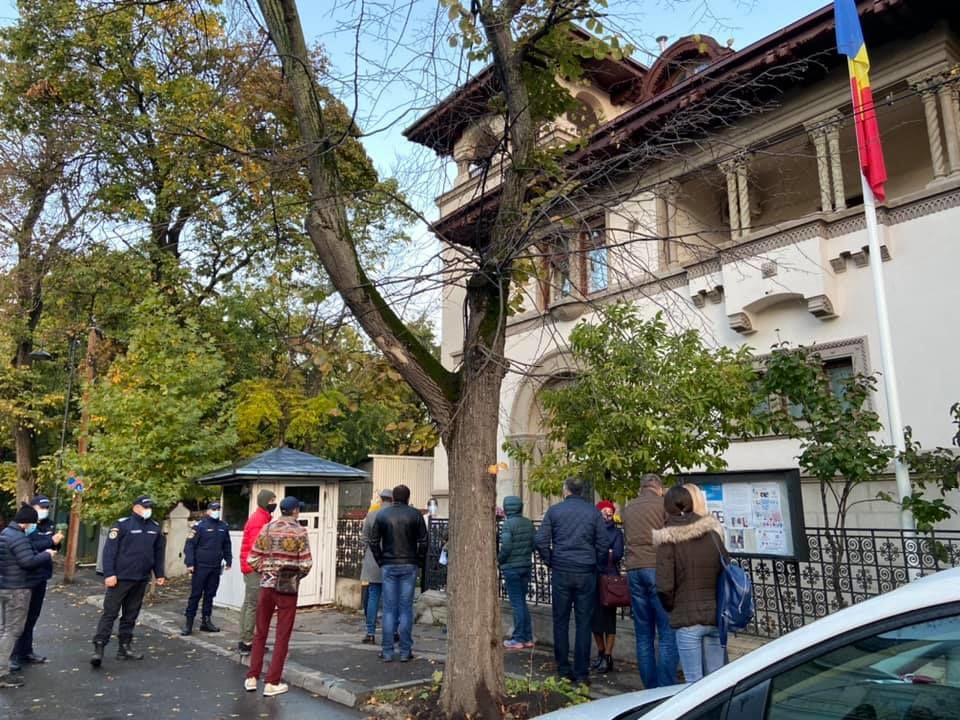 В Румынии граждане Молдовы выстроились в очередь, чтобы проголосовать