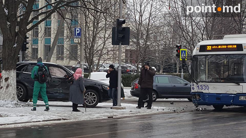 Haos în Capitală din cauza ninsorii: Peste 40 de accidente. Un șofer a murit