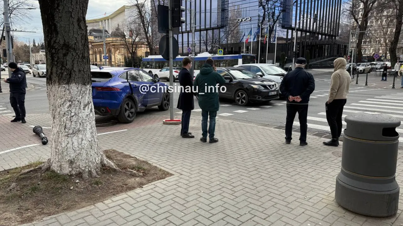 Un Porsche și un Jaguar s-au tamponat în centrul Chișinăului