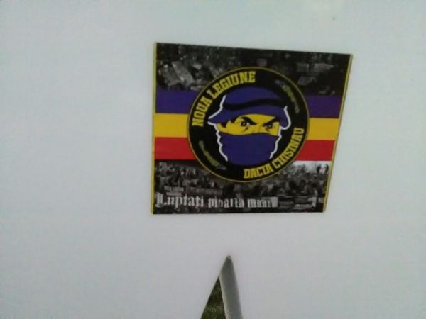 В столице Гагаузии инсталляцию "Комрат" обклеили прорумынскими лозунгами