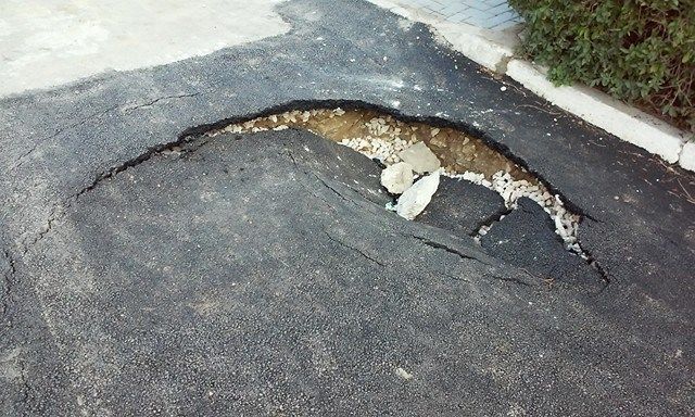 Асфальтовая "заплатка" на столичной дороге не продержалась и неделю