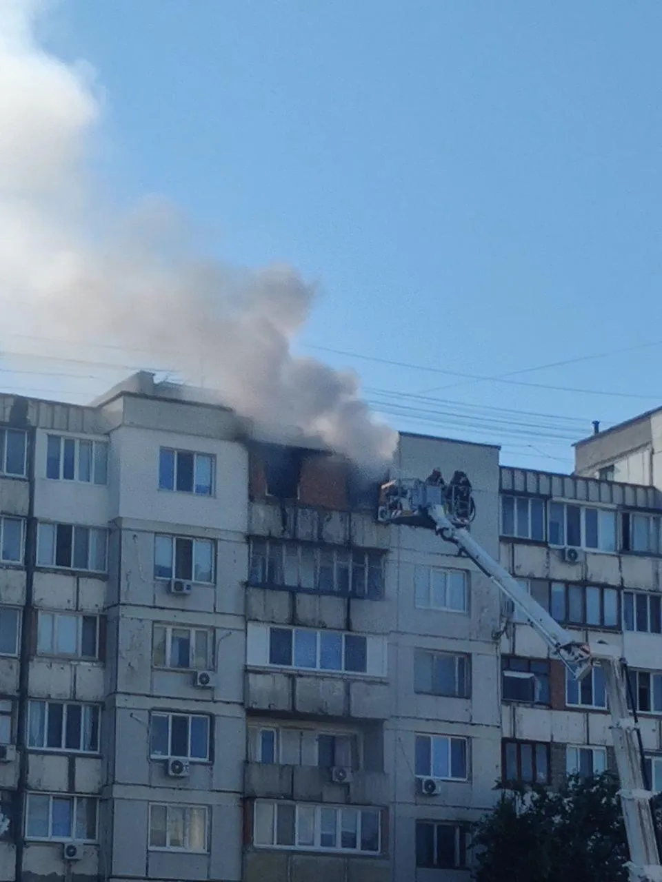 Un apartament dintr-un bloc locativ de pe bulevardul Moscova din Capitală, cuprins de flăcări