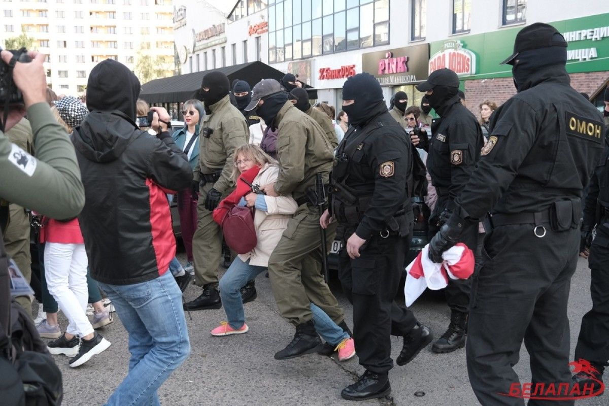 В Беларуси прошли массовые задержания на "Женском марше" протеста