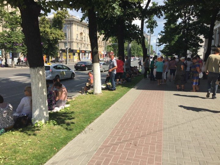 Перед госучреждениями продолжают находиться люди в палатках