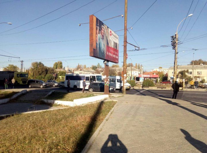 На Телецентре столкнулись микроавтобус и легковой автомобиль