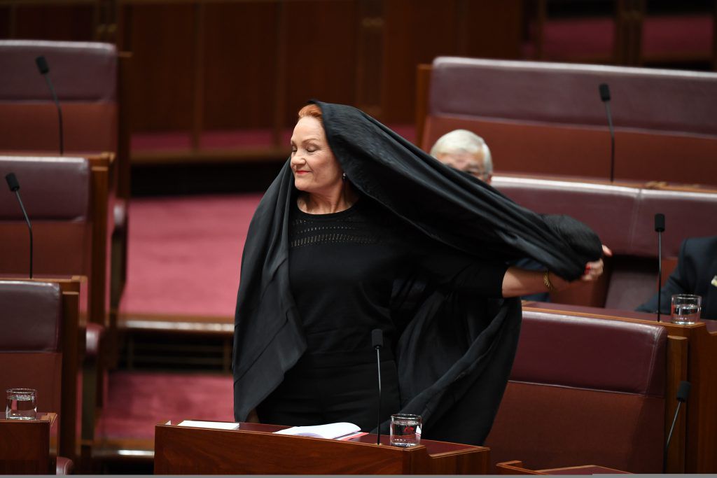 Motivul pentru care o senatoare a mers în Parlament îmbrăcată în burqa