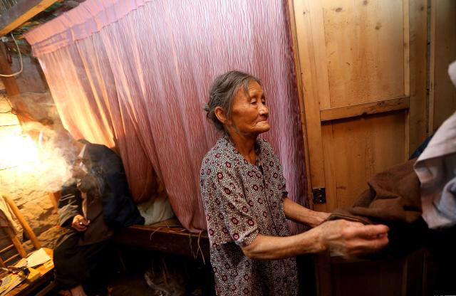 Супруги из Китая прожили в пещере 54 года и не собираются переезжать