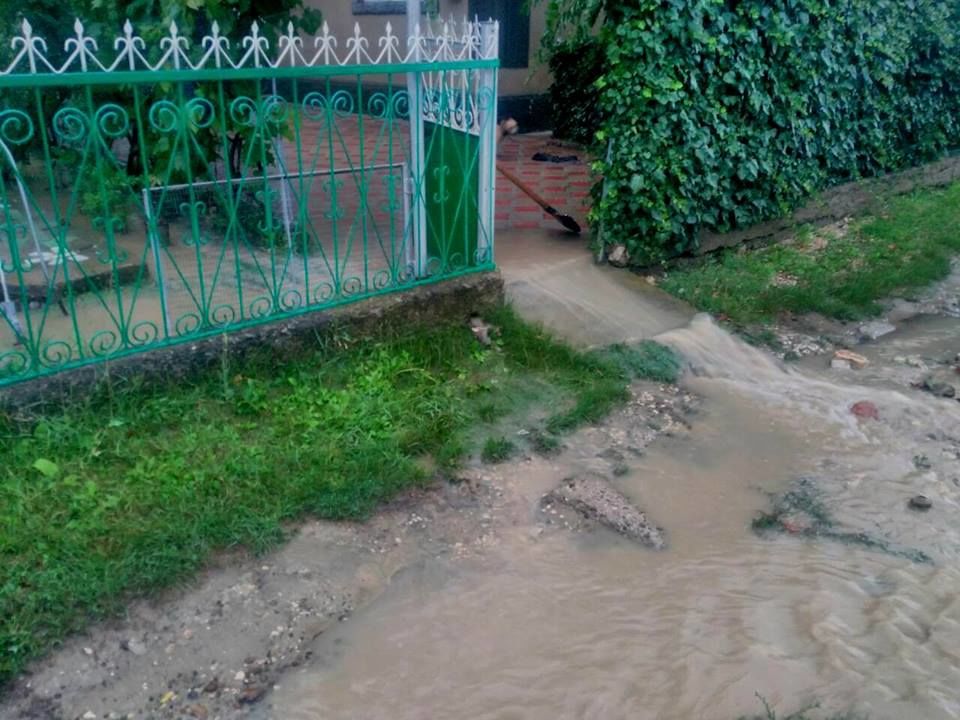 ГИЧС: Ливень привел к затоплению домохозяйств, блокировке дорог и разрушению садов