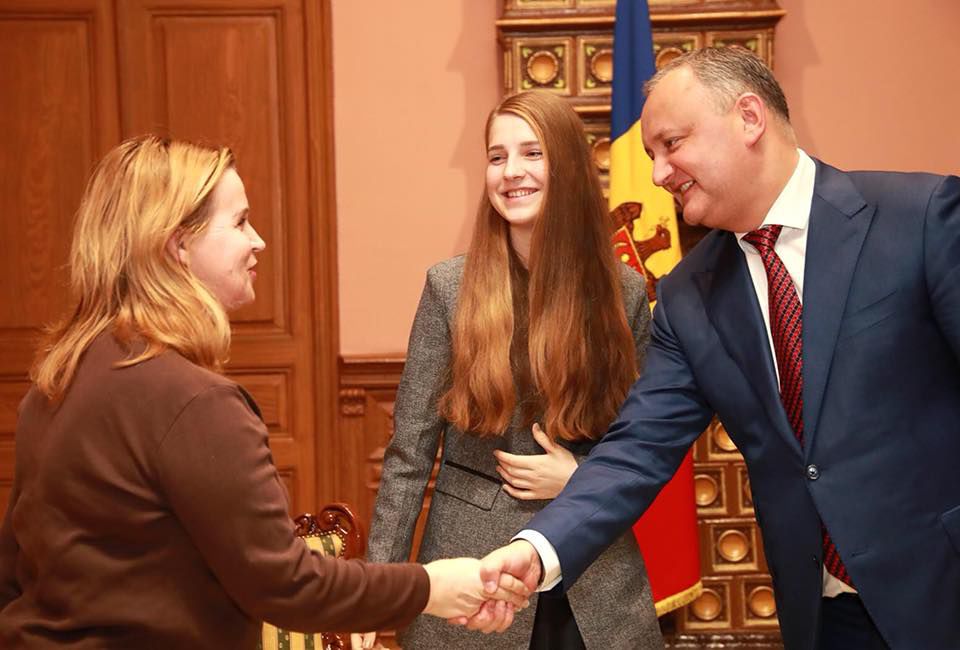 Dodon a îmbrățișat-o pe câștigătoarea concursului Vocea României