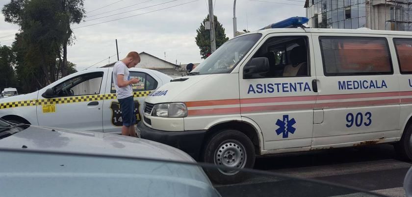 O ambulanță s-a tamponat cu un taxi, pe strada Ismail din Capitală