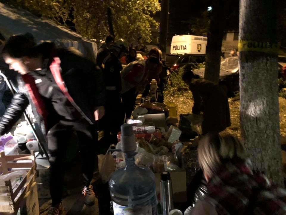 Люди приносят пострадавшим на Рышкановке еду и одежду