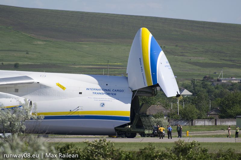 Un avion gigantic, la Mărculești: Mai multe elicoptere, încărcate la bord