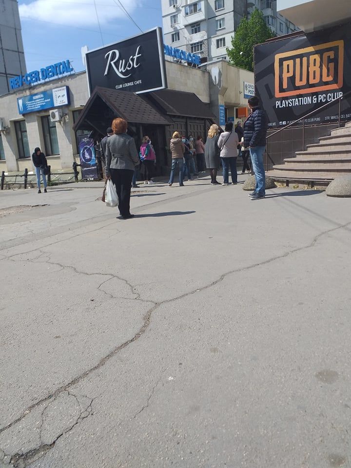 У столичного почтового отделения образовалась длинная очередь