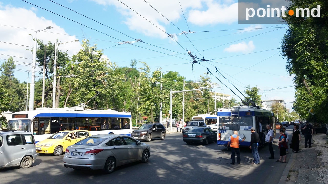На бульваре Штефана чел Маре из-за обрыва проводов встали троллейбусы
