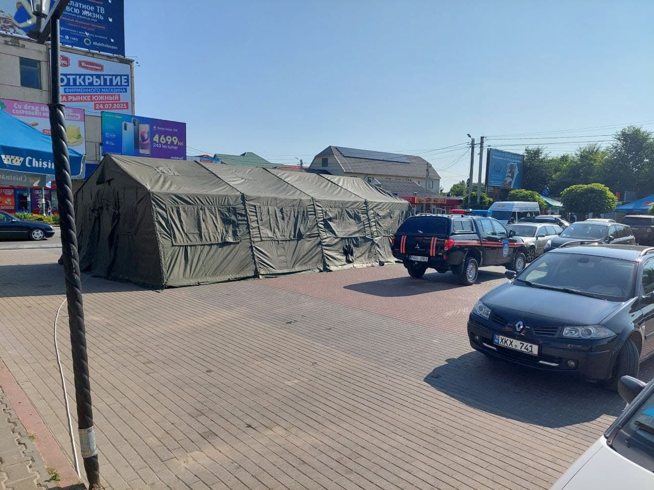В Комрате установили палатку, где люди могут выпить воды и отдохнуть