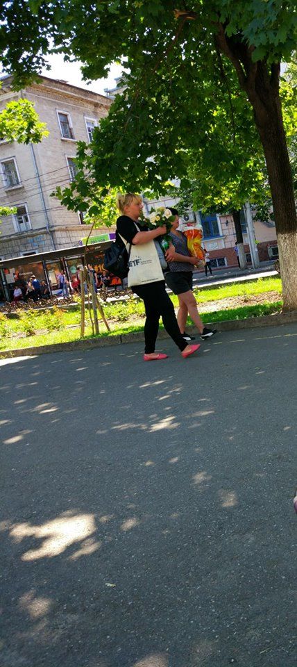 Две женщины нарвали букет цветов из клумбы в центре Кишинева