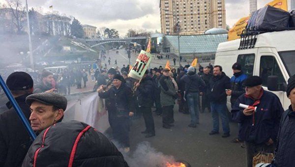 В Киеве начались столкновения между митингующими вкладчиками и полицией