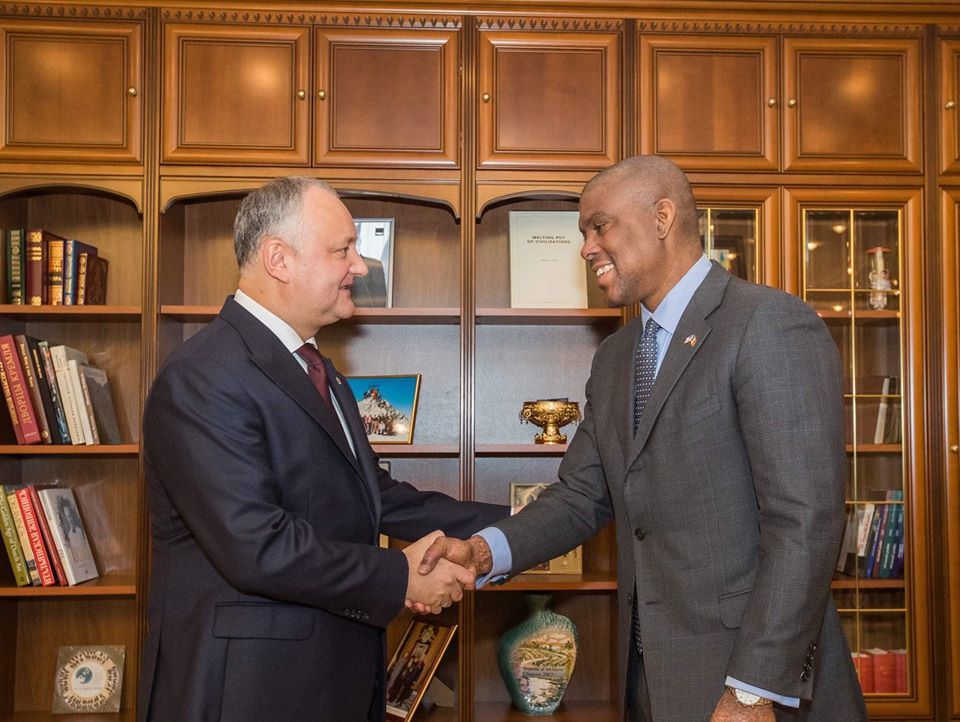 Додон рассказал Хогану о риске отставки правительства