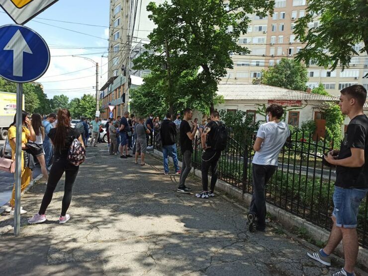 Десятки людей стоят у наркодиспансера, чтобы оформить документы на водительские права