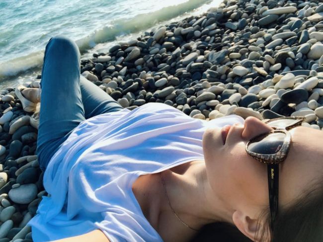 În timp ce la noi e zăpadă, ea se relaxează pe sezlong la soare
